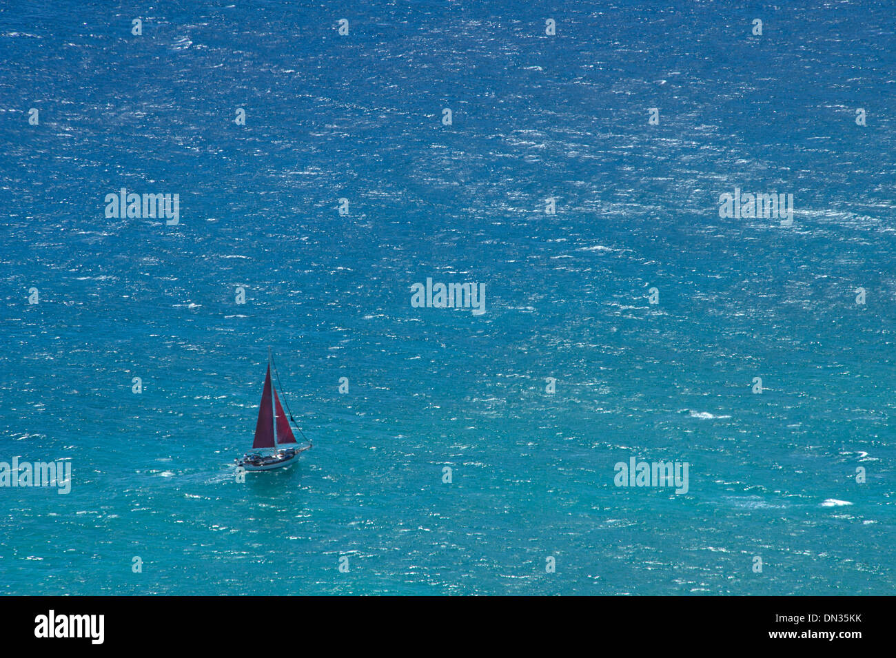 Pequeño Yate navegando en mar abierto Foto de stock