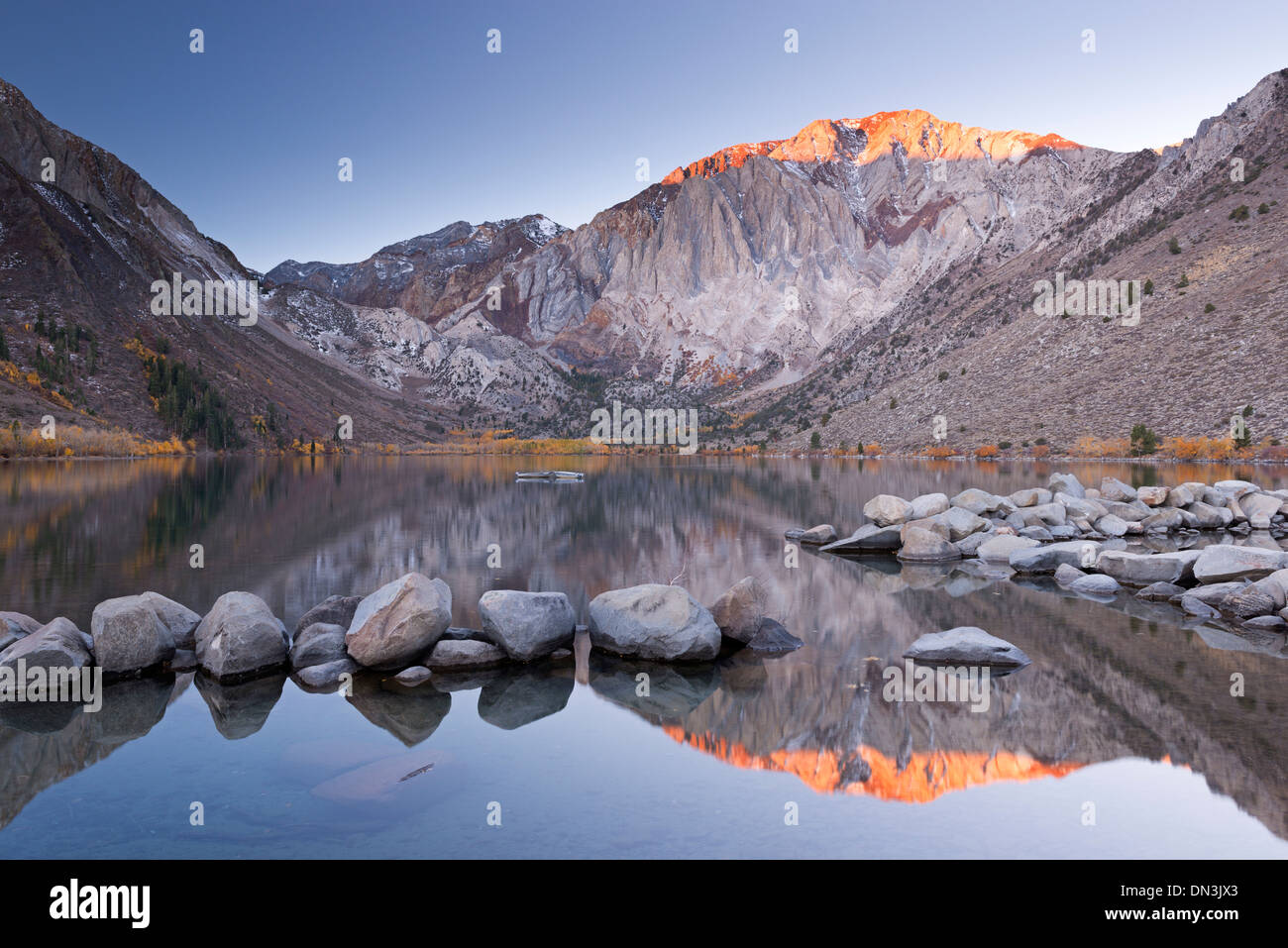 Condenar el amanecer en el lago en la parte oriental de la Sierra, California, USA. Otoño (octubre de 2013). Foto de stock
