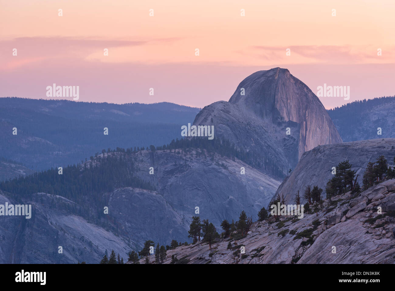 Twilight más Half Dome, el Parque Nacional Yosemite, California, USA. Otoño (octubre de 2013). Foto de stock