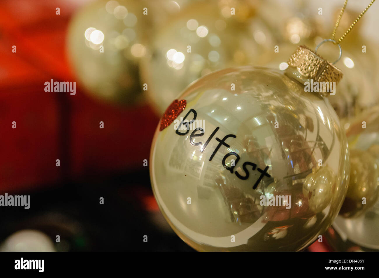 Un árbol de navidad baubel con 'Belfast' en venta en visitar el centro de información turística de Belfast Foto de stock