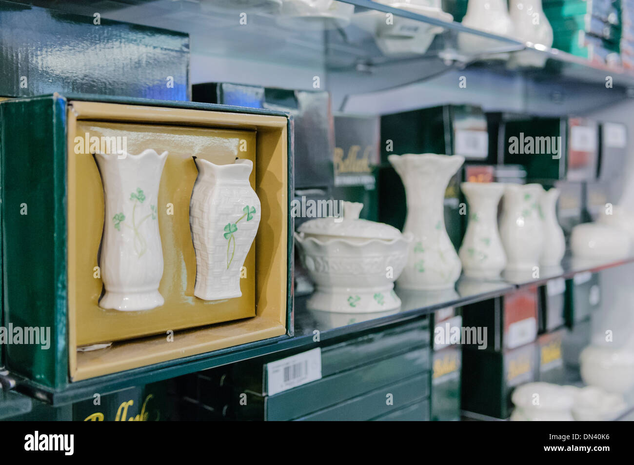 Los estantes con Belleek Pottery irlandesa a la venta en una tienda Foto de stock