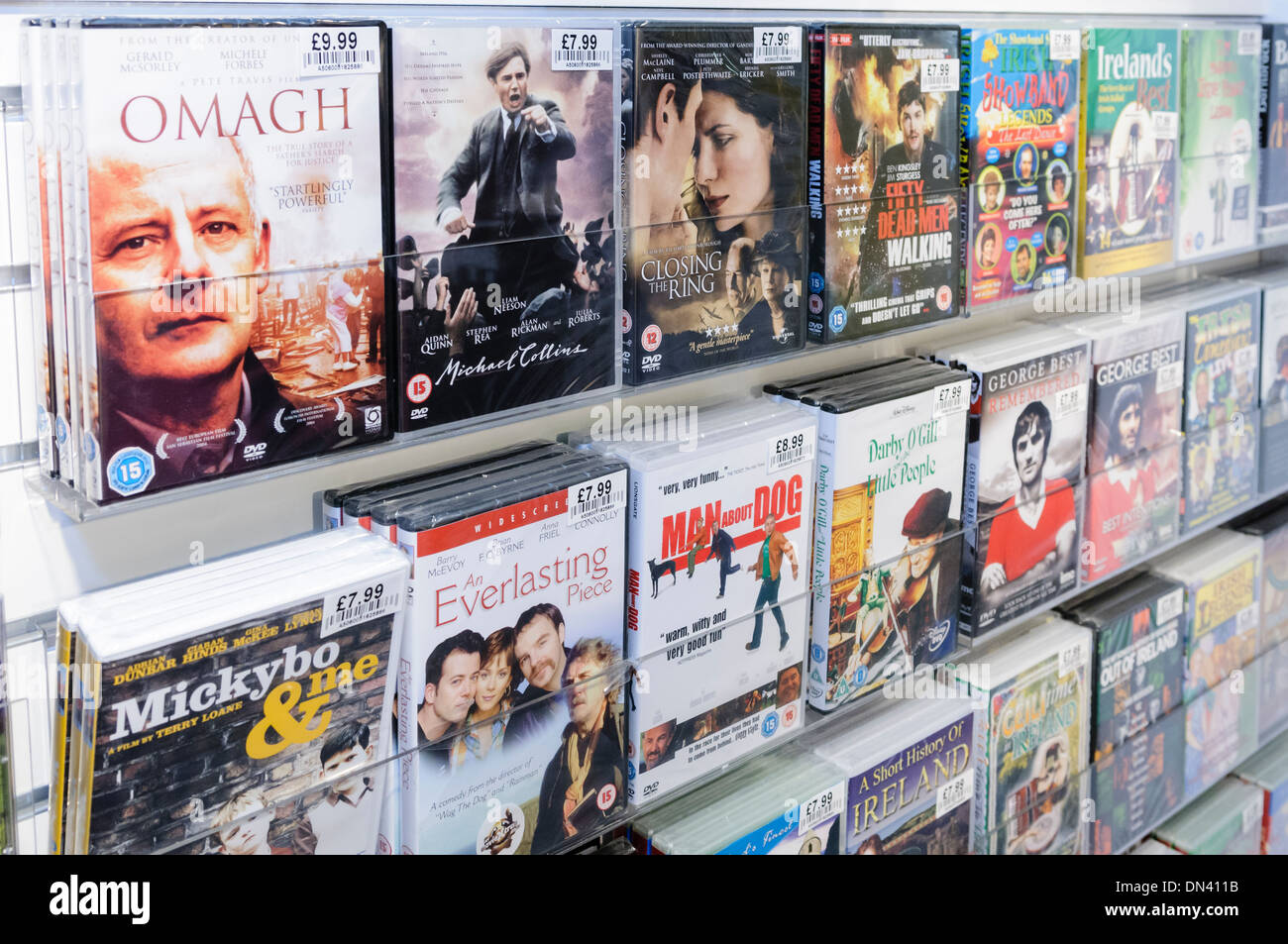 Selección de DVDs con Belfast, Irlanda del Norte o el irlandés temas a la  venta en una tienda Fotografía de stock - Alamy