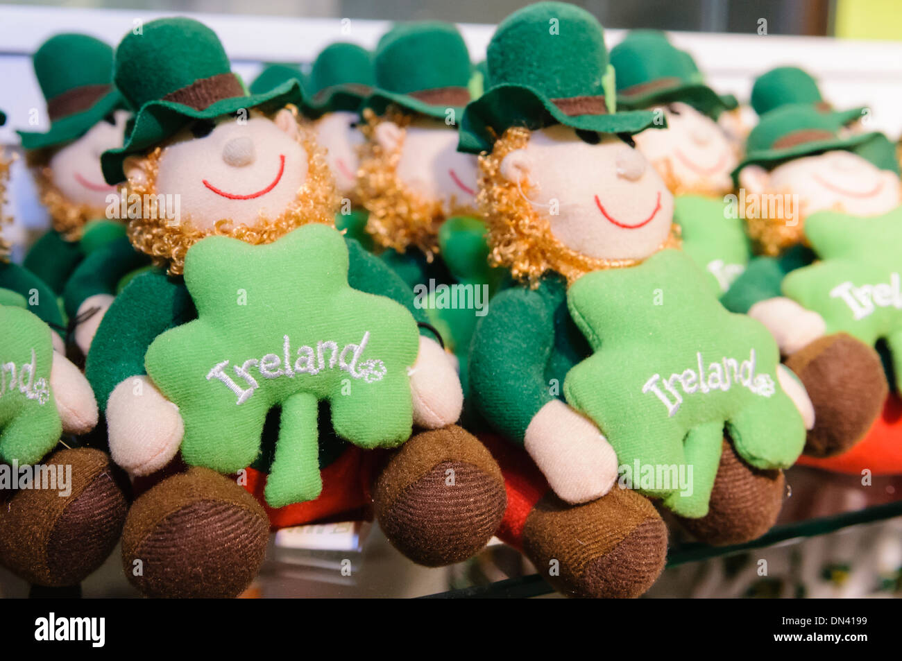 Leprachaun irlandés soft toy souvenirs en venta en una tienda en Irlanda Foto de stock