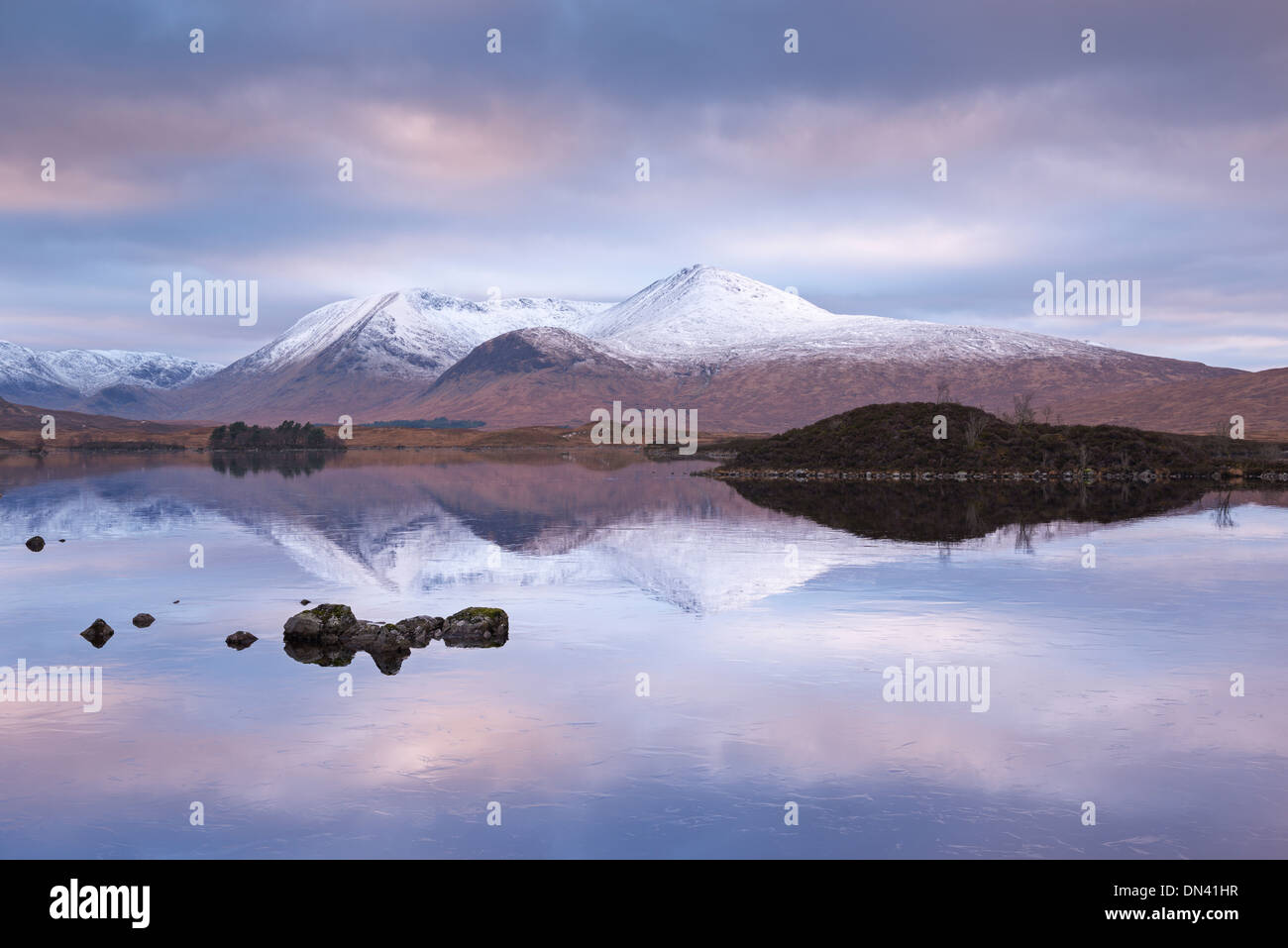 Monte Negro cubierto de nieve se refleja en un lochan, Rannoch Moor, Highland, Escocia. En invierno (de noviembre) de 2013. Foto de stock