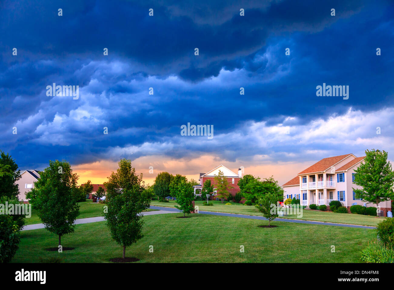 Nubes de tormenta sobre un barrio residencial Foto de stock