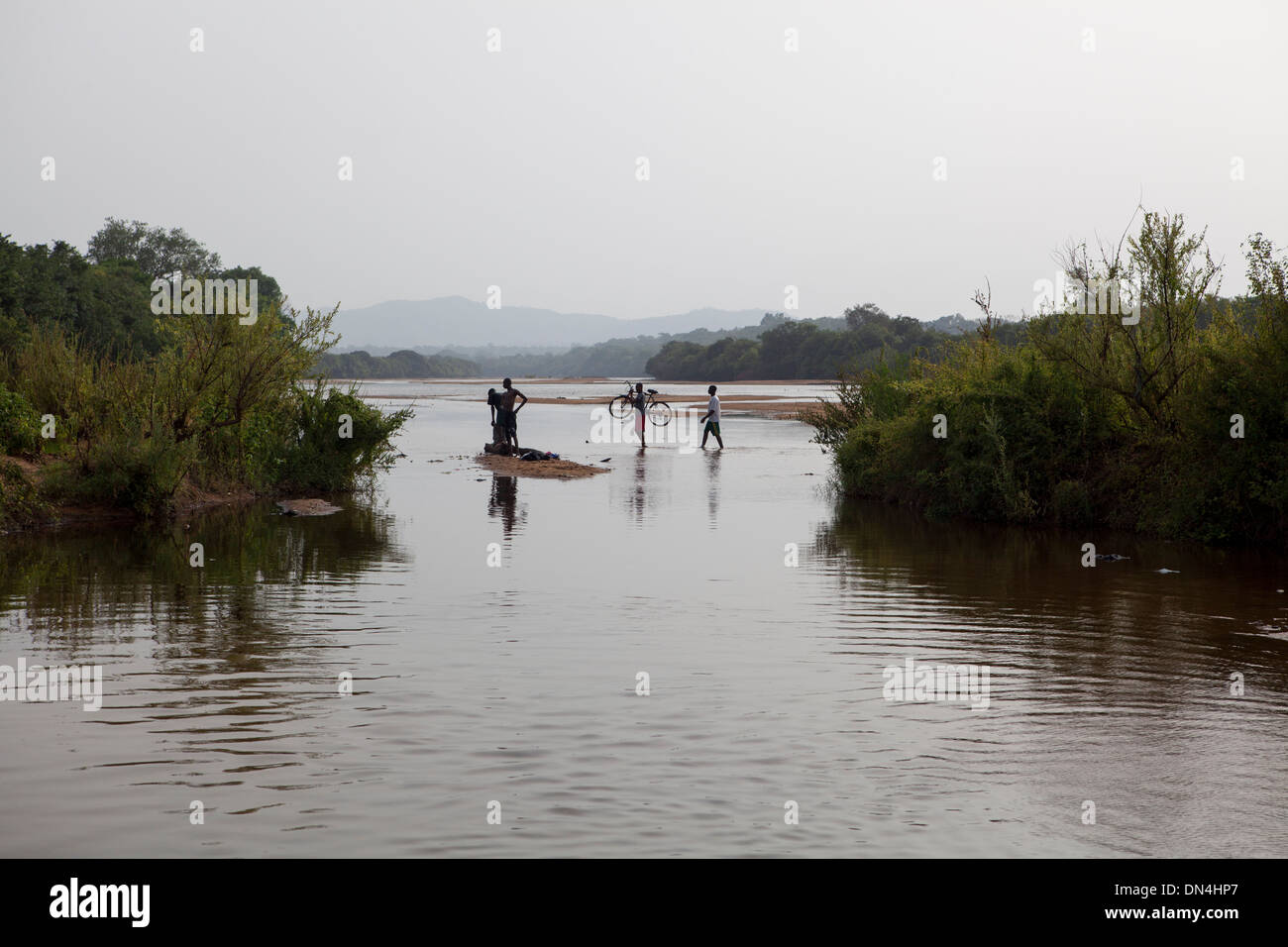 Cruzar un río en Guinea, África occidental. Foto de stock