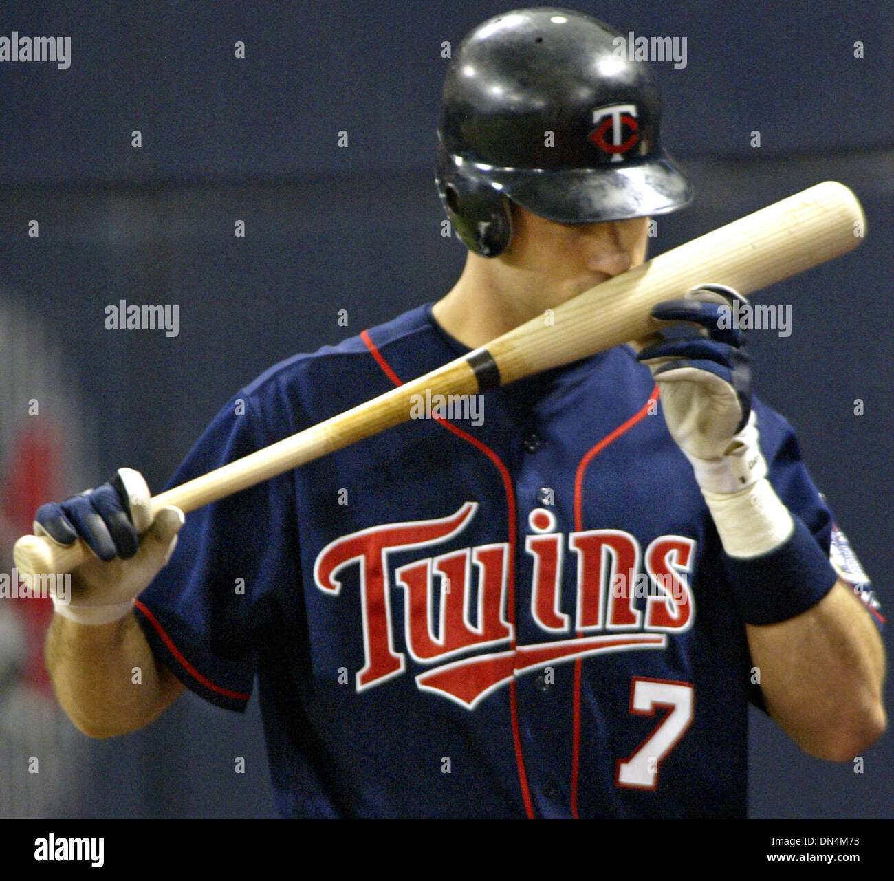 Oct 01, 2006; MINNEAPOLIS, MN, USA; Twin JOE MAUER besos su bate ante uno de sus apariciones en la placa contra los White Sox, pitching el domingo. Crédito: Foto obligatoria por Marlin Levison/Minneapolis Star T/ZUMA Press. (©) Copyright 2006 por Minneapolis Star T Foto de stock