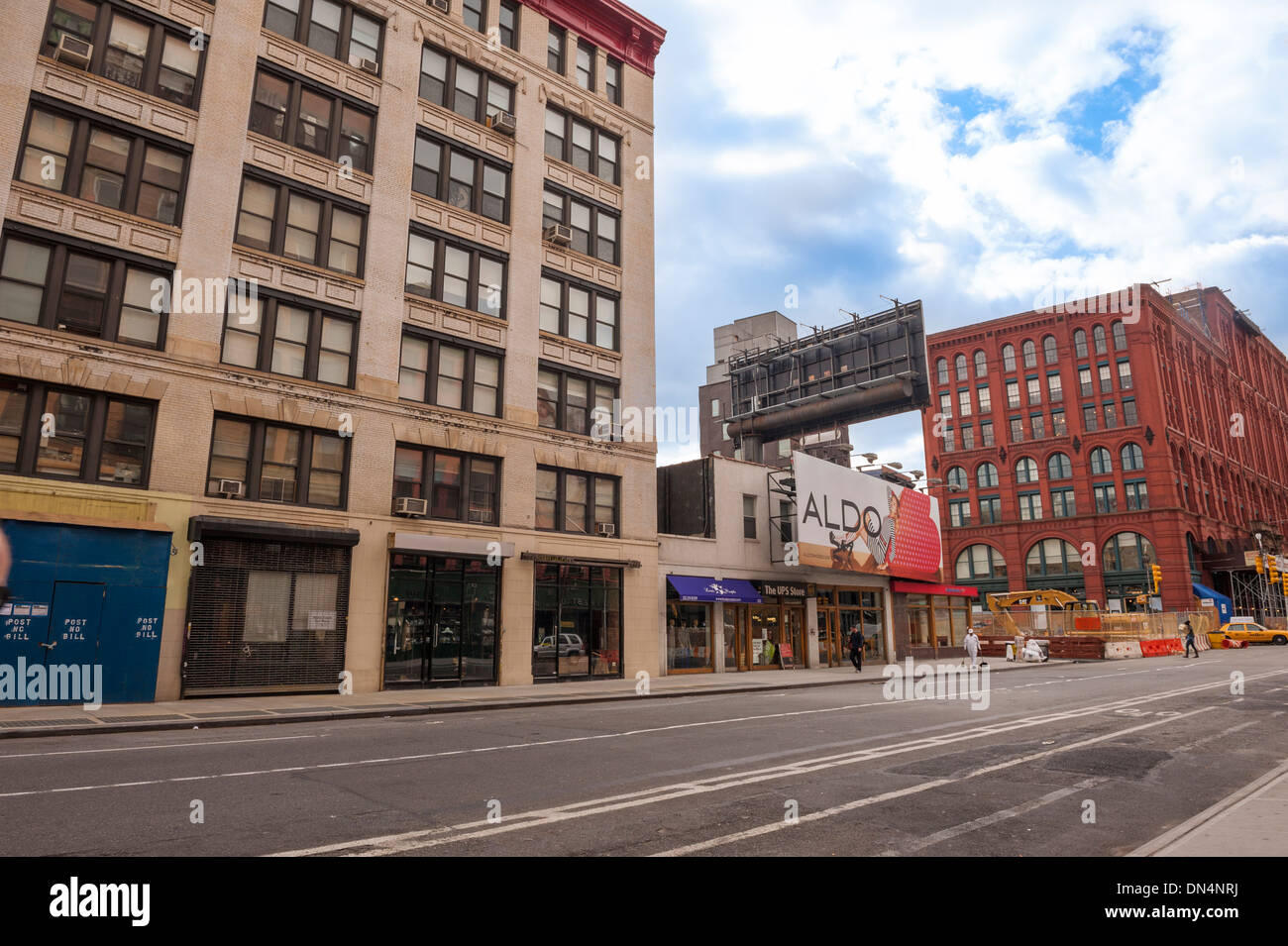 Edificios tipo almacén en Broadway, New York, NY. sin coches en la calle Foto de stock