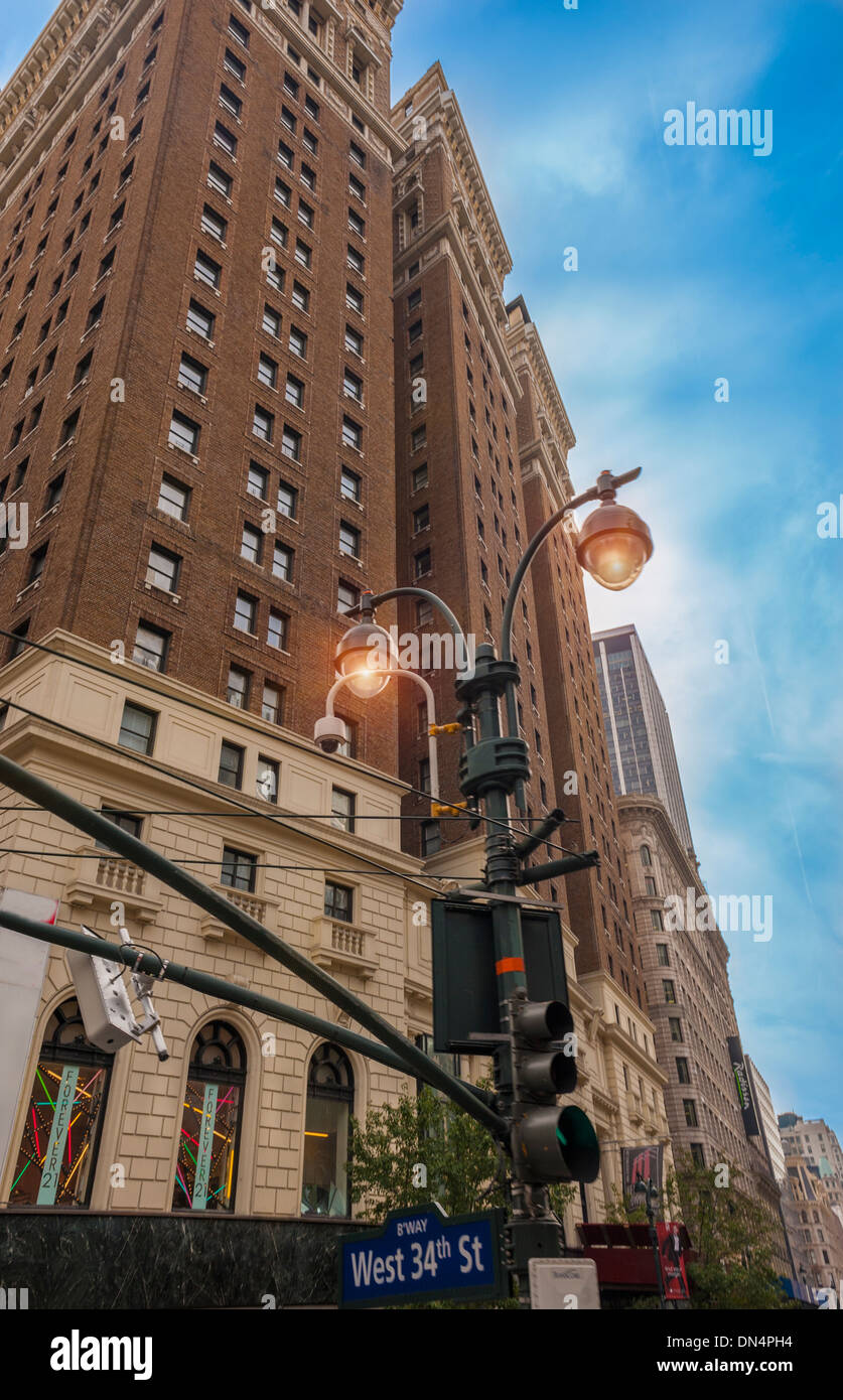 Los edificios de la calle 34 y Broadway de Manhattan, Ciudad de Nueva York a través de Herald Square Foto de stock