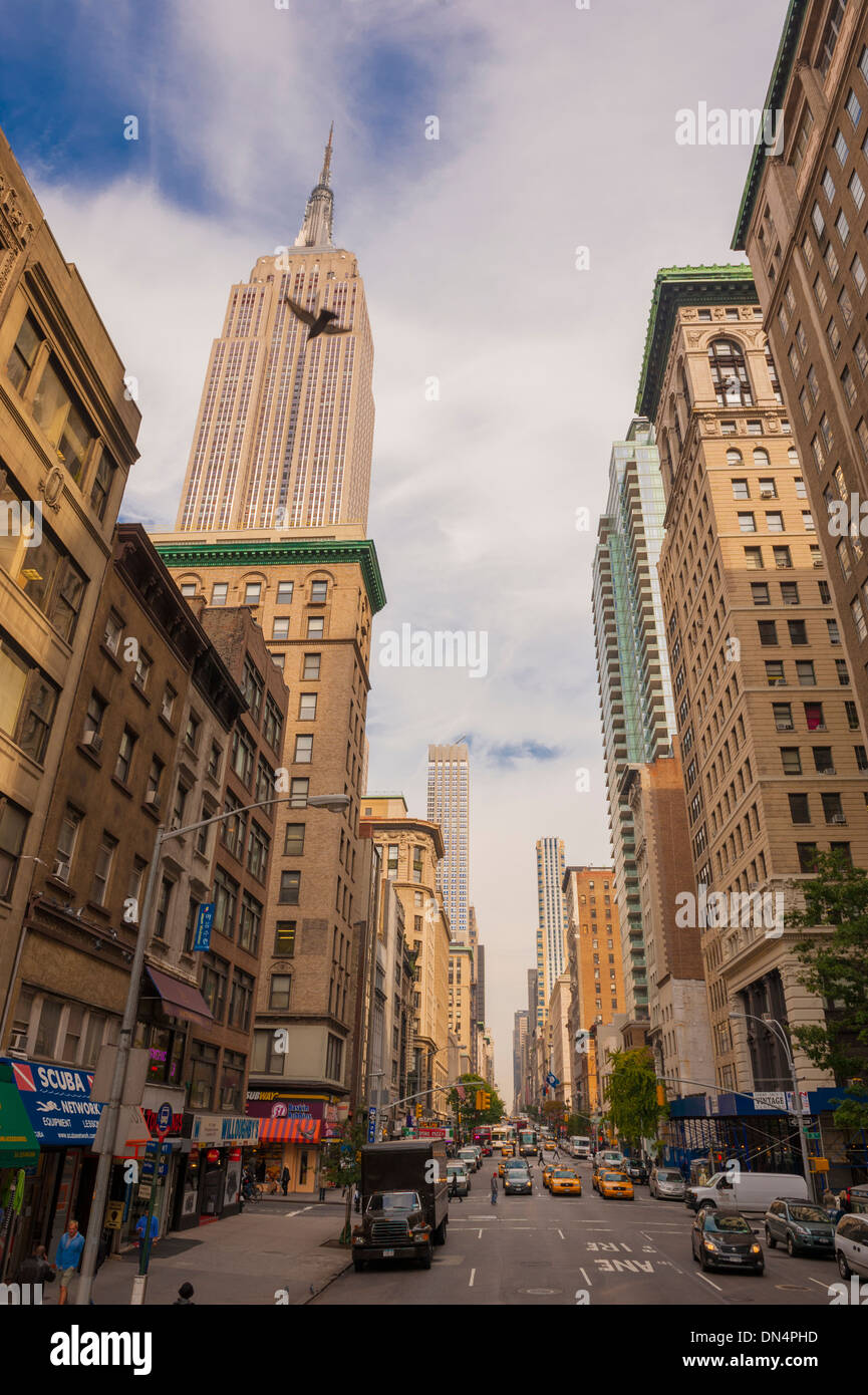 La Quinta Avenida de Nueva York con el Empire State Building en el lado izquierdo visto desde la calle 32 hacia el norte Foto de stock