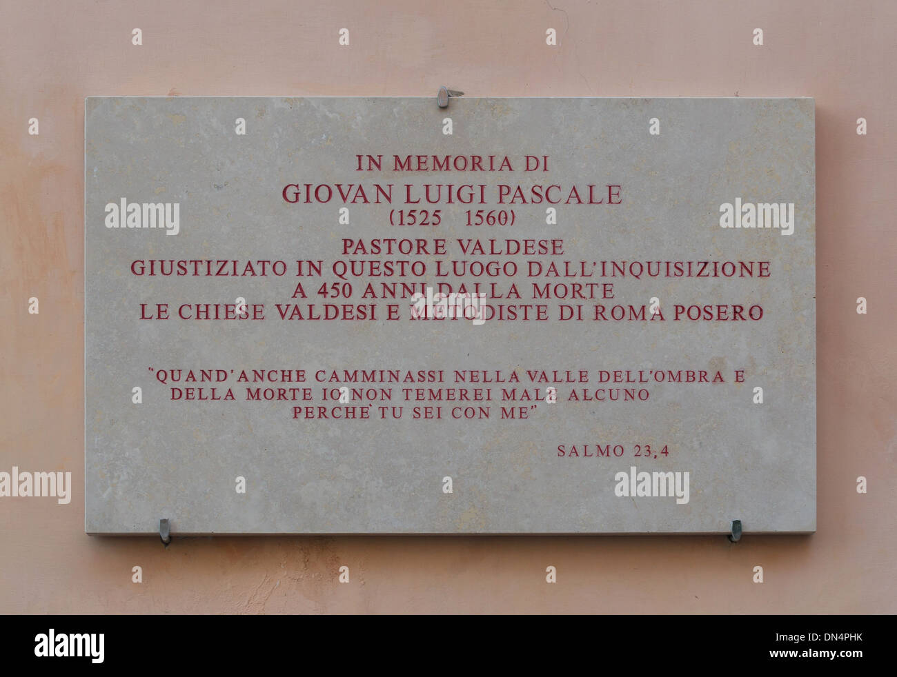 Placa conmemorativa a Giovan Luigi Pascal, quien era un pastor waldense, condenado a muerte y ejecutado como hereje por la Inquisición católica romana en 1560. Roma, Italia Foto de stock
