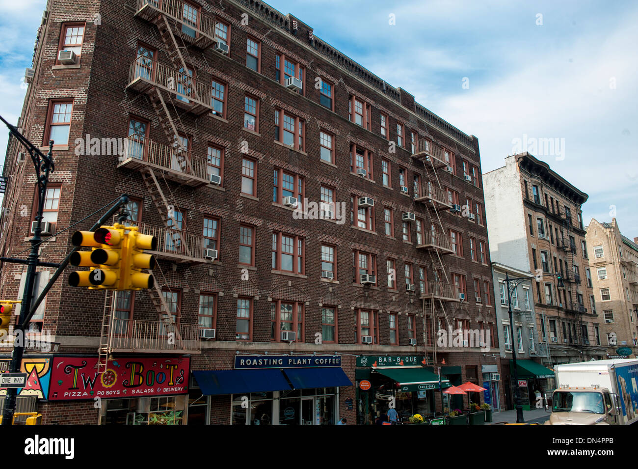 Edificio en el West Village de Nueva York con sembrar café tostado Foto de stock