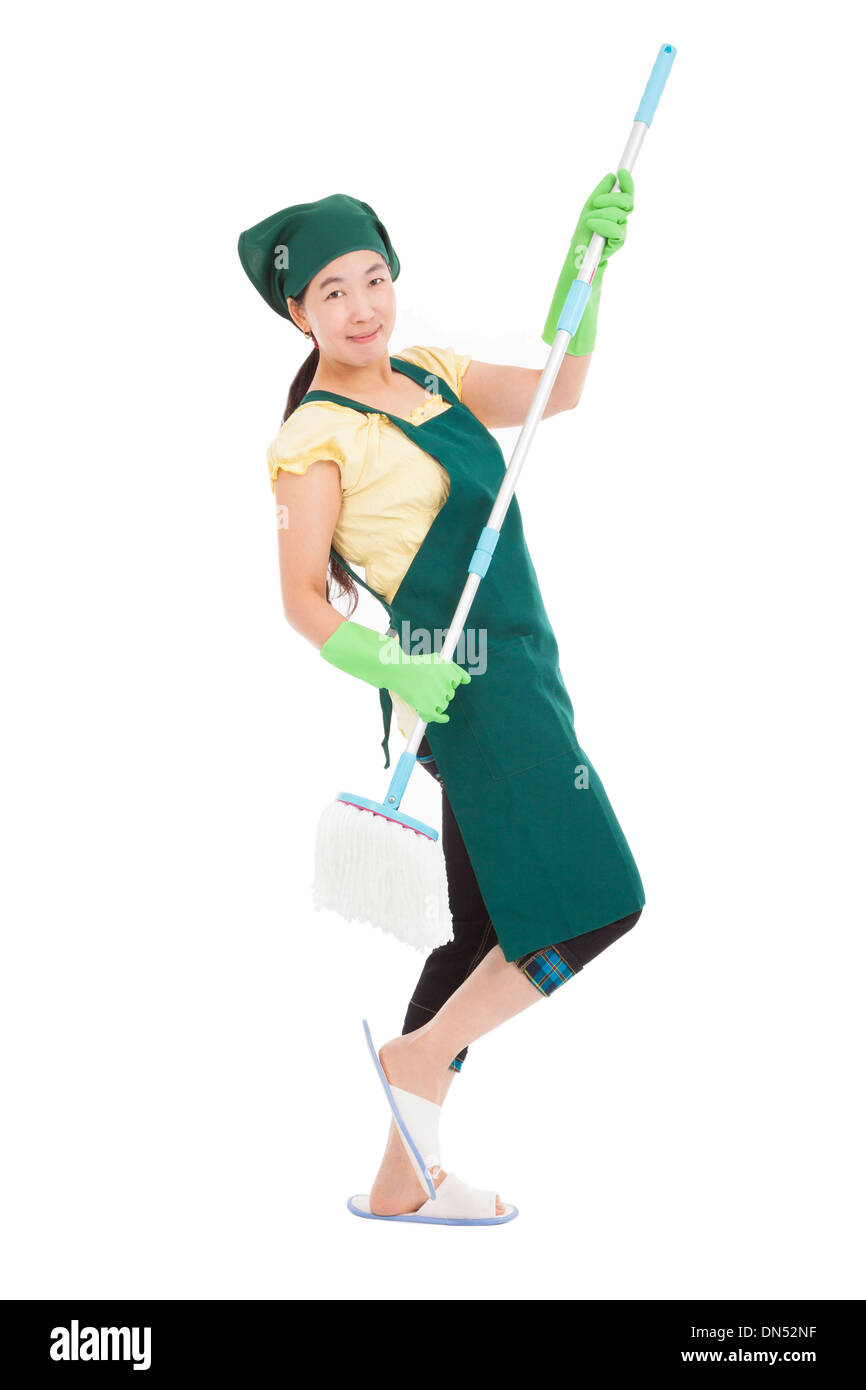 Mujer joven divirtiéndose mientras realiza la limpieza Foto de stock
