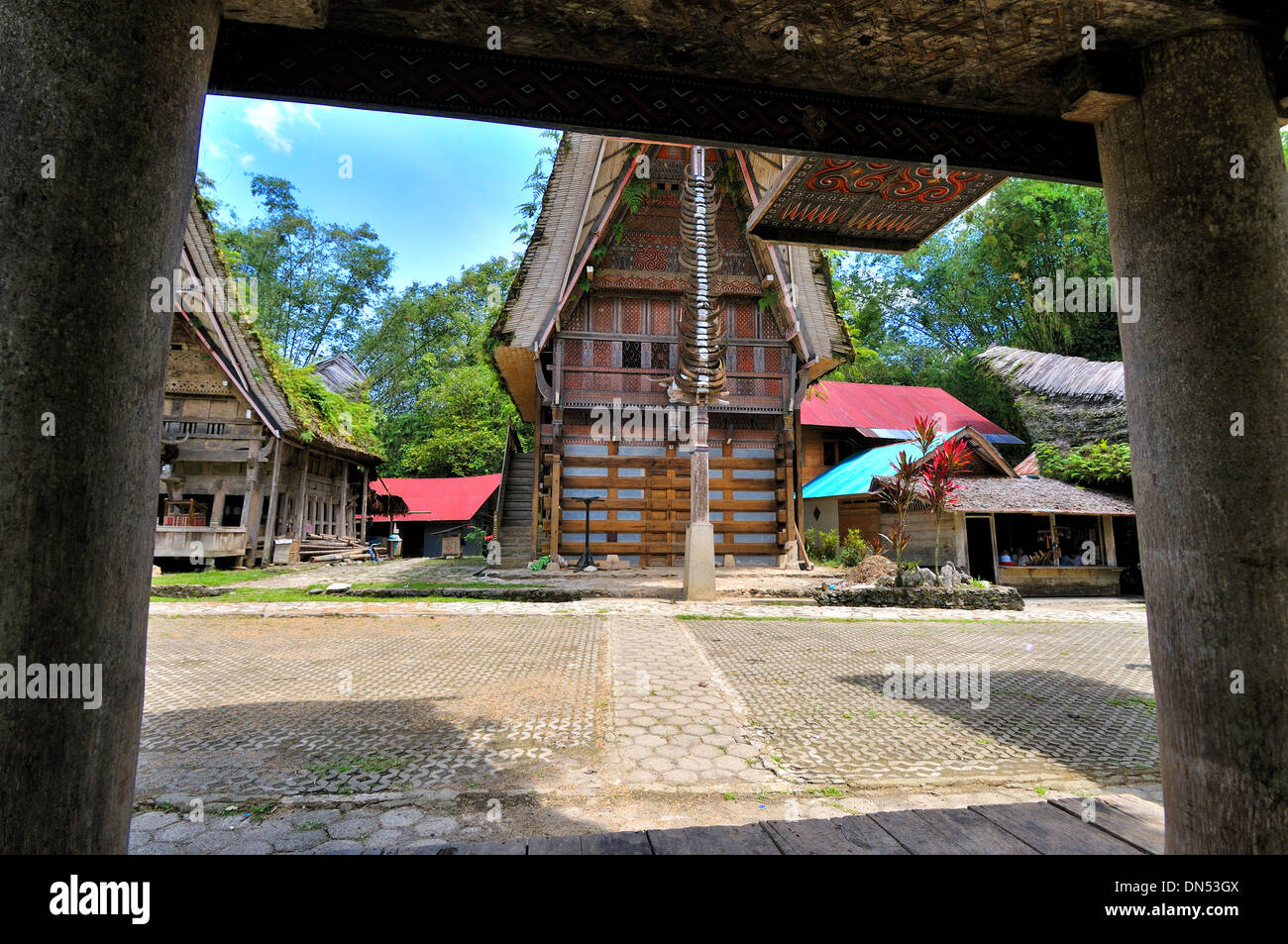 Tongkonan en bastidor, Londa, Sulawesi del Sur Foto de stock