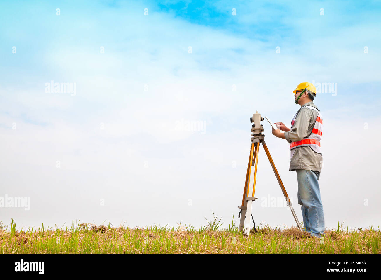 Ingeniero agrimensor hacer medir sobre el terreno con tablet pc Foto de stock
