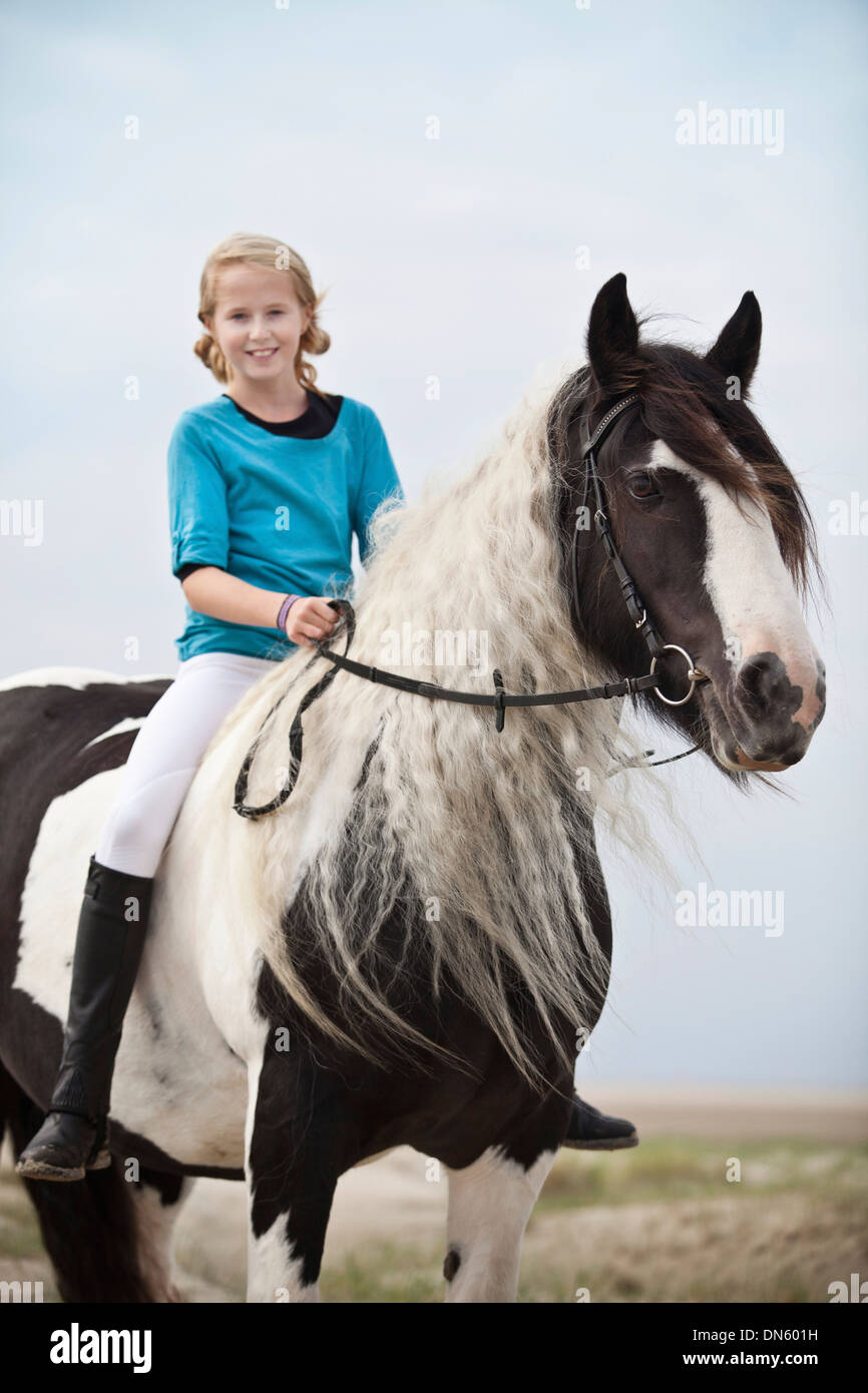 Jóvenes de equitación horserider bareback en una yegua, caballo, Tinker, en blanco y negro a cuadros, en las dunas en la playa, Borkum Foto de stock