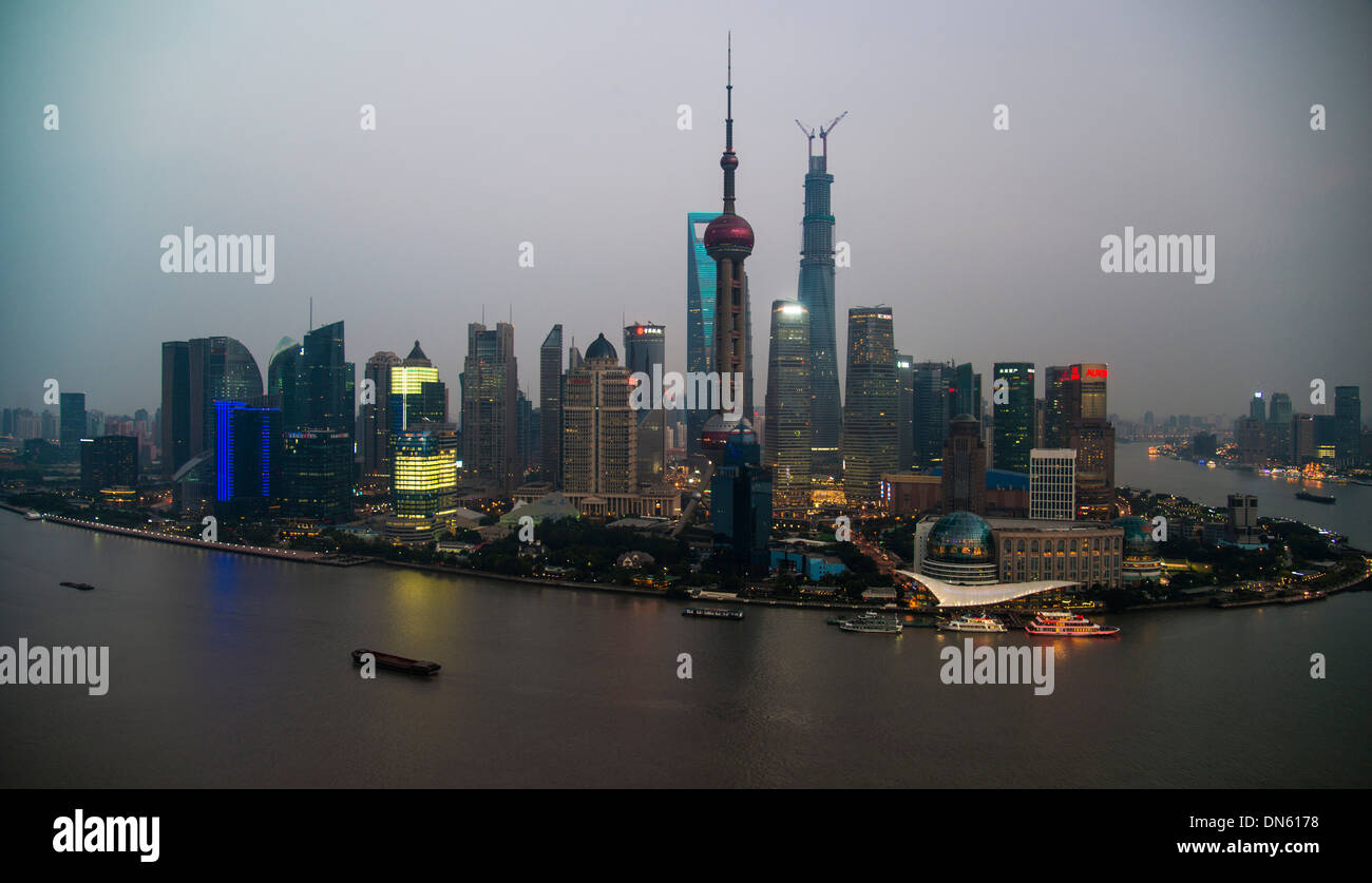 Skyline del distrito financiero con la Oriental Pearl Tower y la Torre de Shanghai Pudong, con el río Huangpu al atardecer Foto de stock