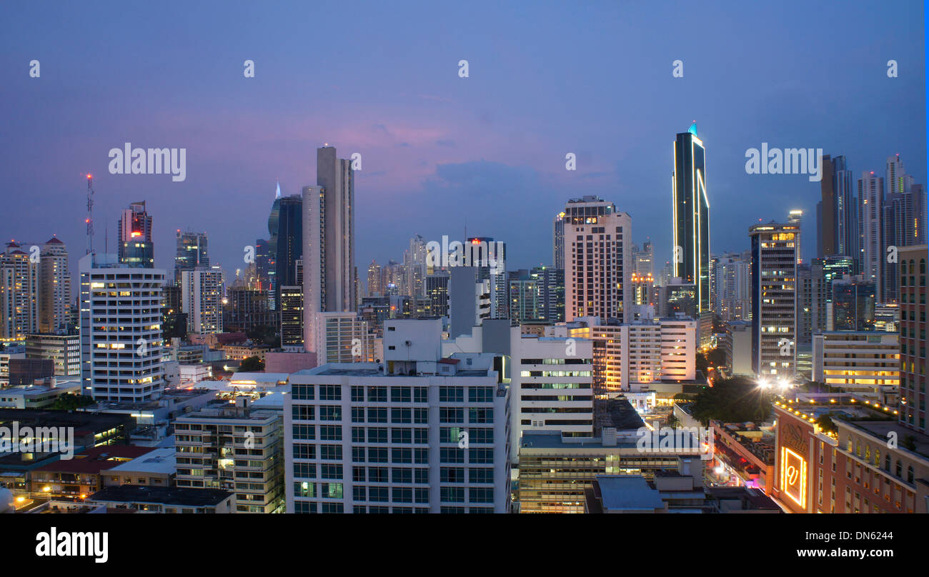 Horizonte de rascacielos, por la noche, La Ciudad de Panamá, Panamá Foto de stock