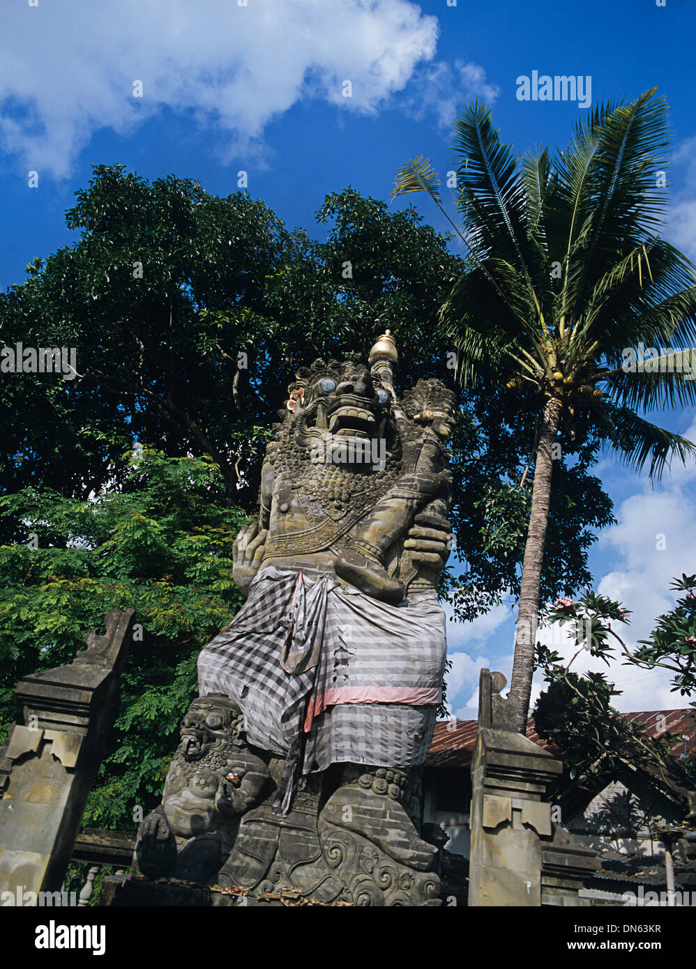 Vista cercana del templo de piedra tallar, Bali, Indonesia Foto de stock
