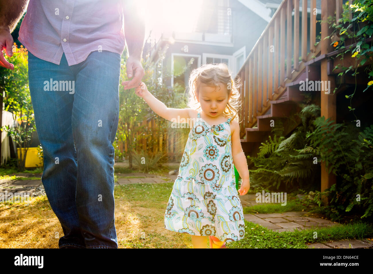 Padre e hija, caminar en el patio Foto de stock