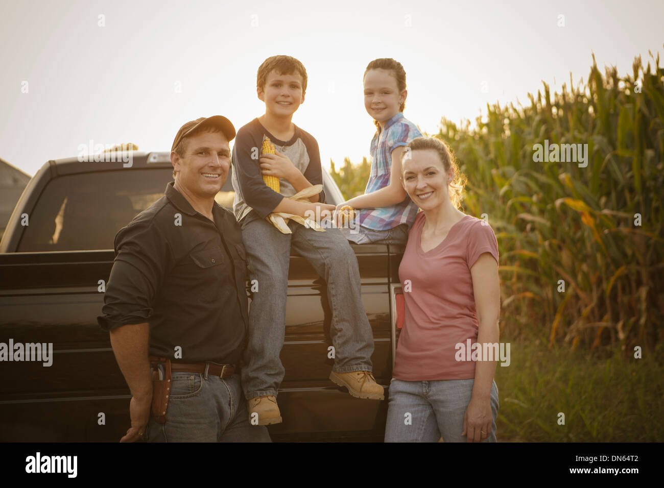 Familia caucásica sonriendo en la carretilla Foto de stock