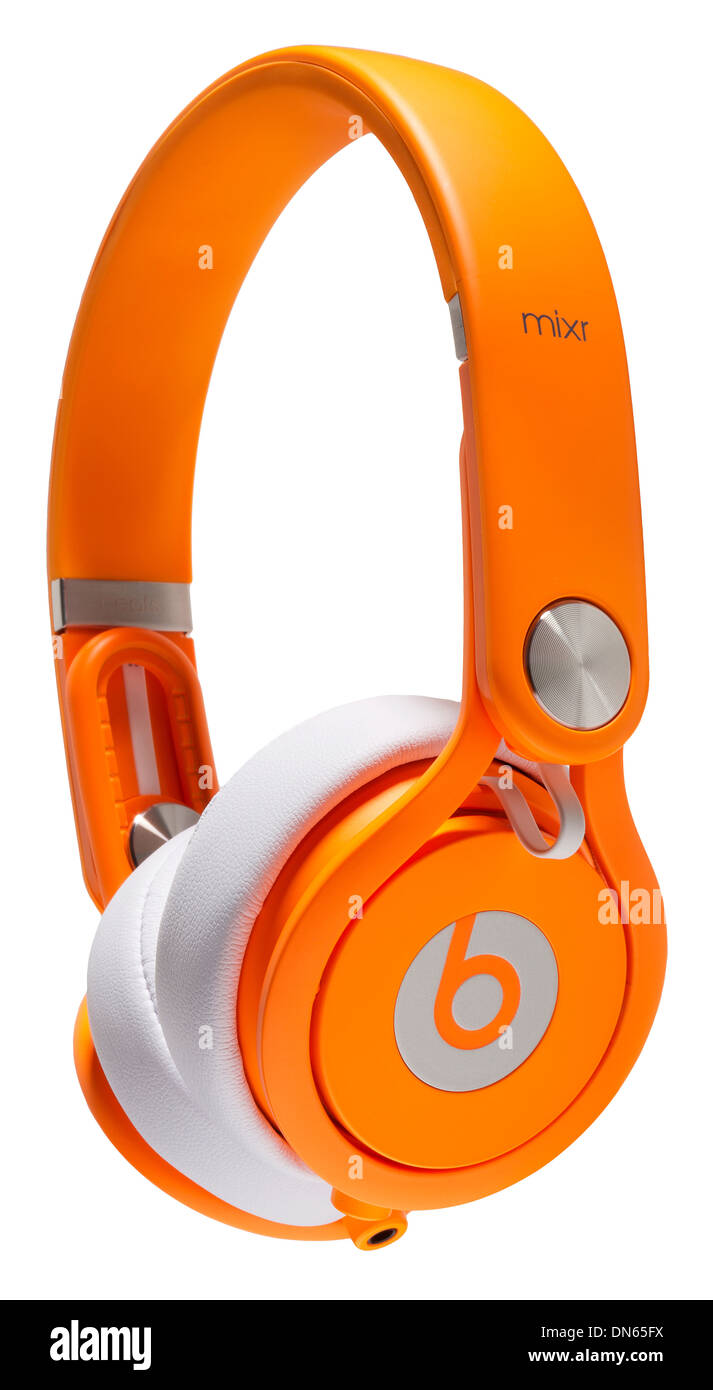Un par de auriculares Beats MIXR, en naranja. Foto de stock