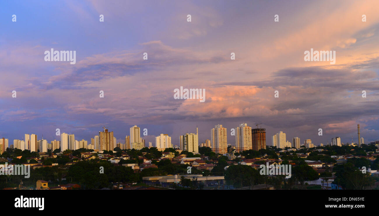 El contorno de la ciudad de Cuiaba, Brasil, 12 de diciembre de 2013. Cuiaba es una ubicación para la Copa del Mundo de 2014 en Brasil. Foto: Marcus Brandt/dpa Foto de stock
