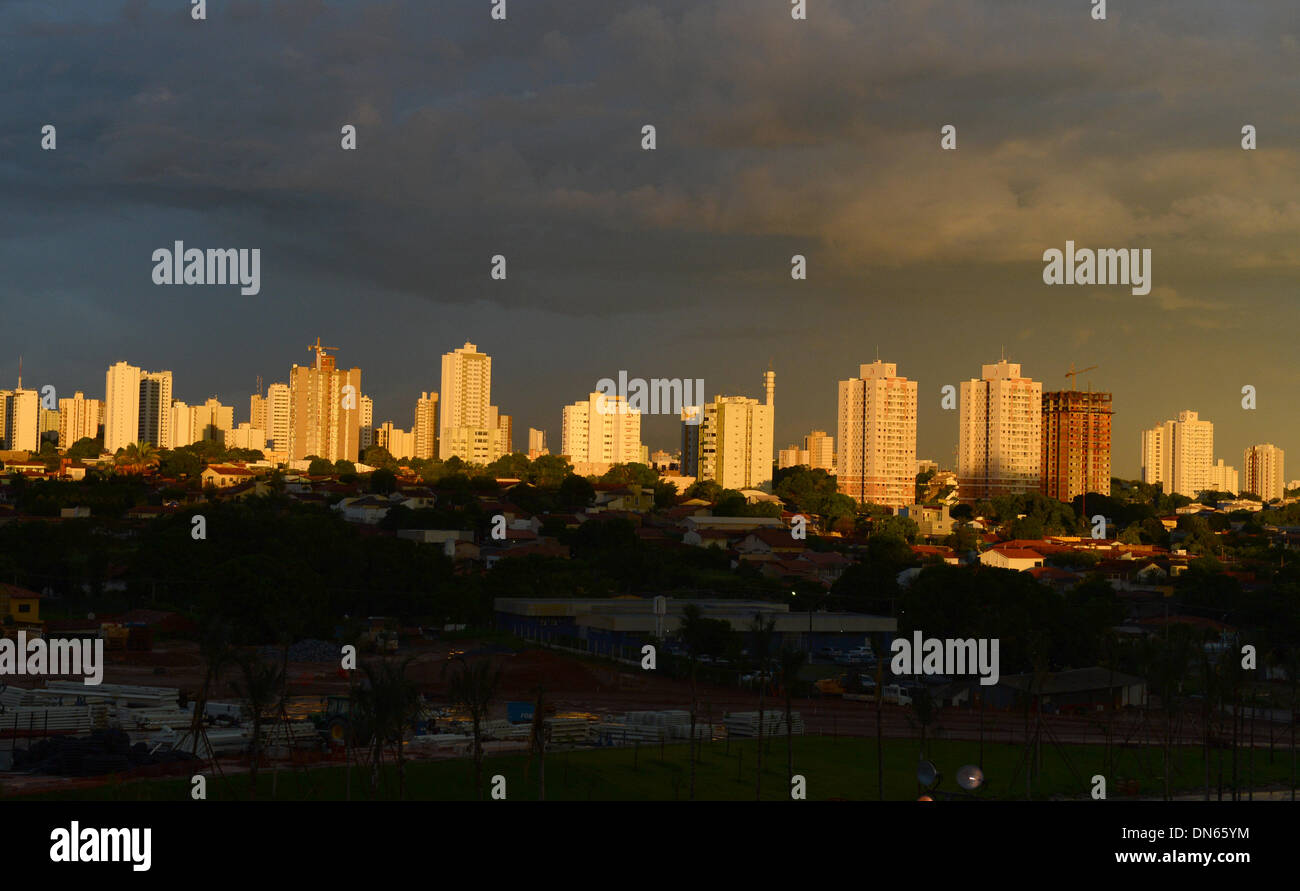 El horizonte de Cuiaba, Brasil, 11 de diciembre de 2013. Cuiaba es una ubicación para la Copa del Mundo de 2014 en Brasil. Foto: Marcus Brandt/dpa Foto de stock
