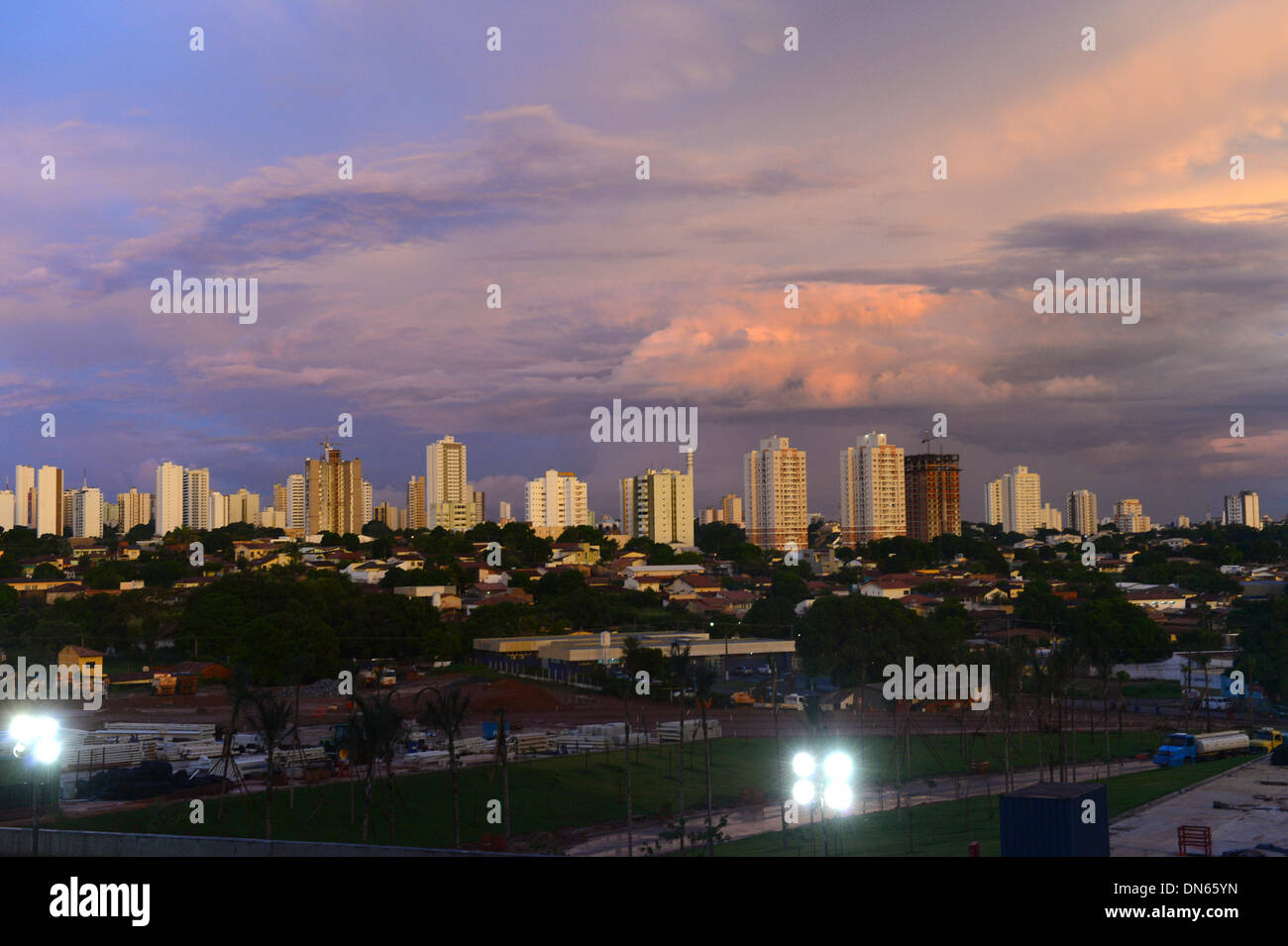 El horizonte de Cuiaba, Brasil, 11 de diciembre de 2013. Cuiaba es una ubicación para la Copa del Mundo de 2014 en Brasil. Foto: Marcus Brandt/dpa Foto de stock