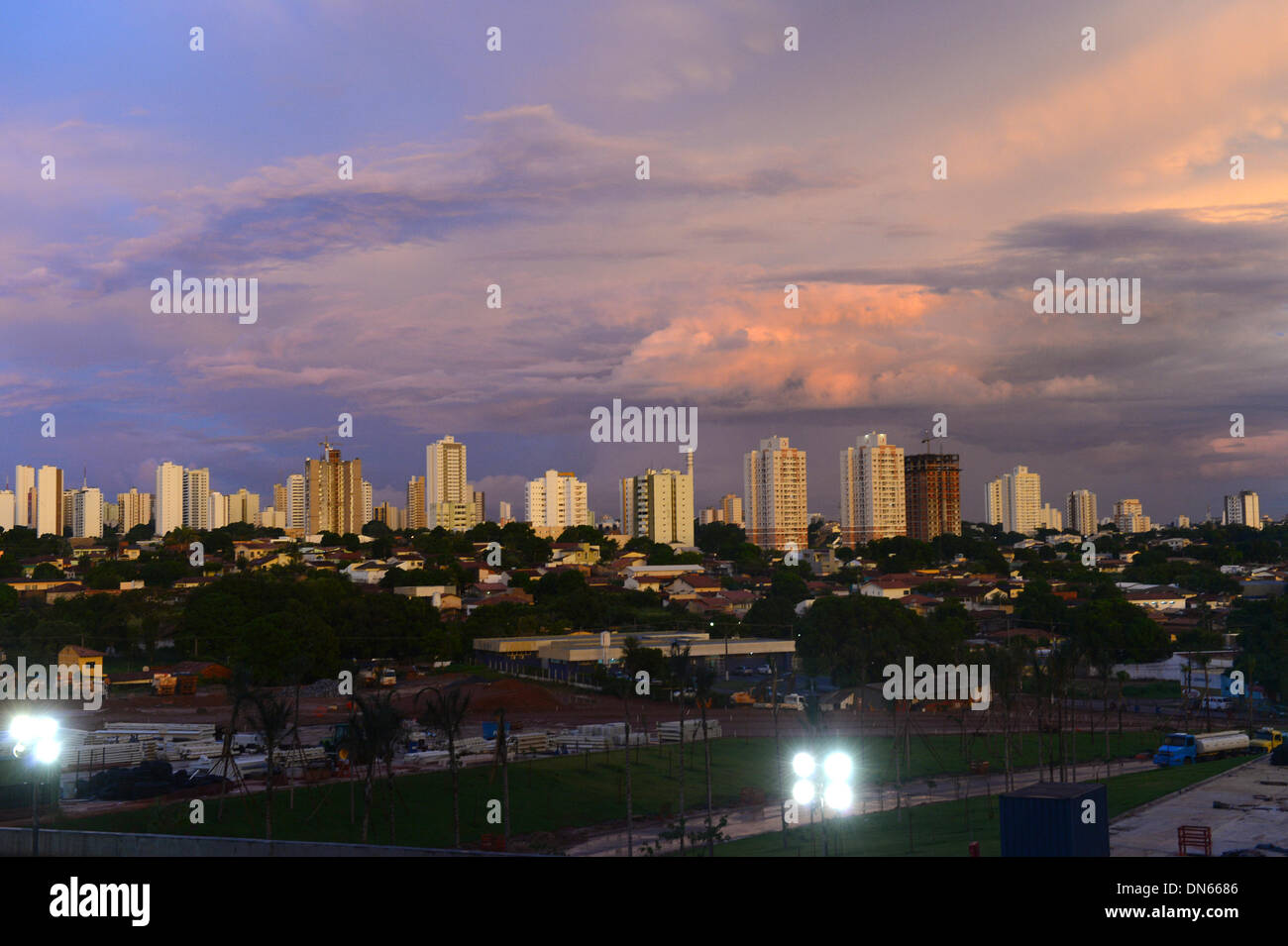El contorno de la ciudad de Cuiaba, Brasil, 12 de diciembre de 2013. Cuiaba es una ubicación para la Copa del Mundo de 2014 en Brasil. Foto: Marcus Brandt/dpa Foto de stock