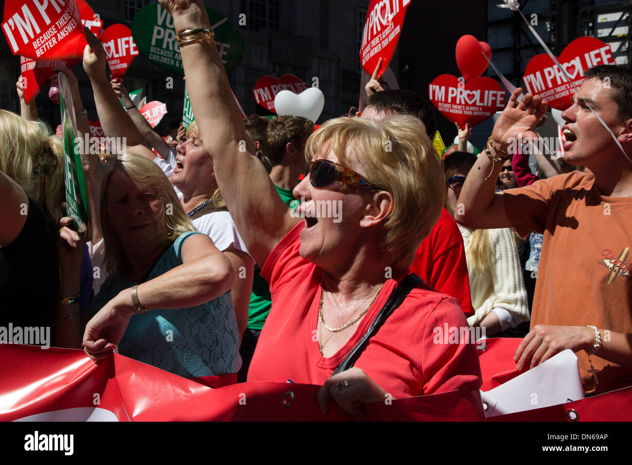 Una mujer canta en la muchedumbre en la totalidad de Irlanda el Rally de por vida,protestando contra Irlanda la propuesta de ley del aborto. Foto de stock