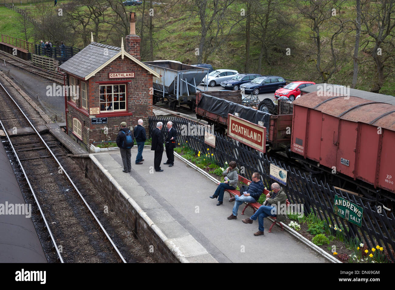 Las personas esperan la llegada de un tren en la plataforma de la estación de tren norte Yorks Goathland Moor Railway Yorkshire UK Foto de stock
