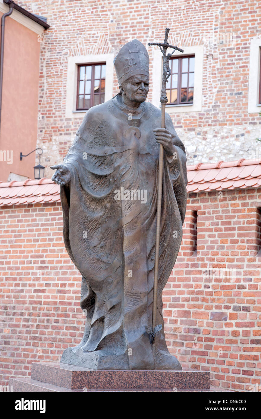Estatua de Juan Pablo II fuera de catedral, la colina de Wawel, en Cracovia, Polonia Foto de stock