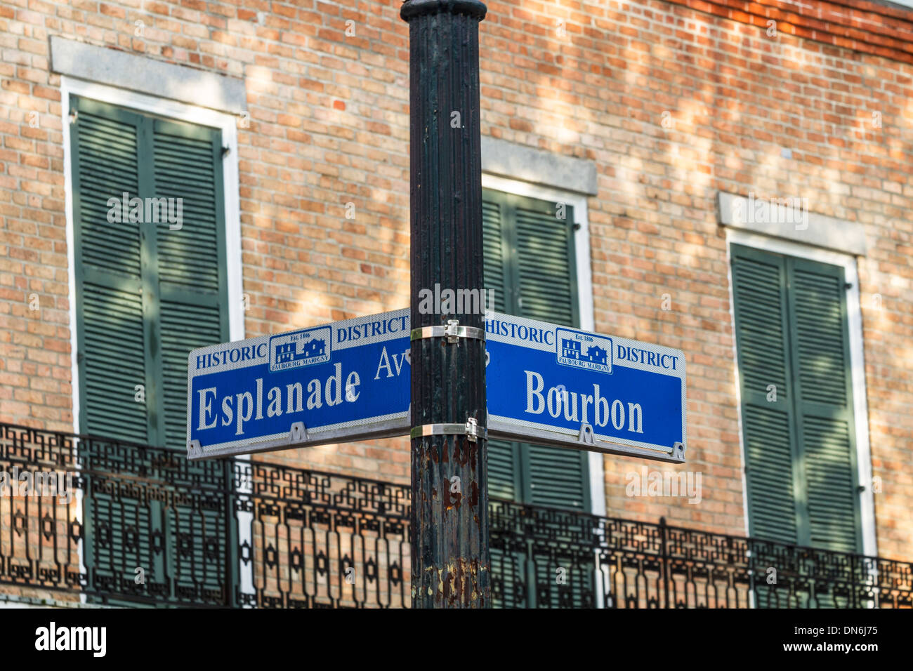 Un cartel en la esquina de la calle de Bourbon St. y Esplanade Ave. contra una pared de ladrillos en el Barrio Francés de Nueva Orleans, Luisiana Foto de stock