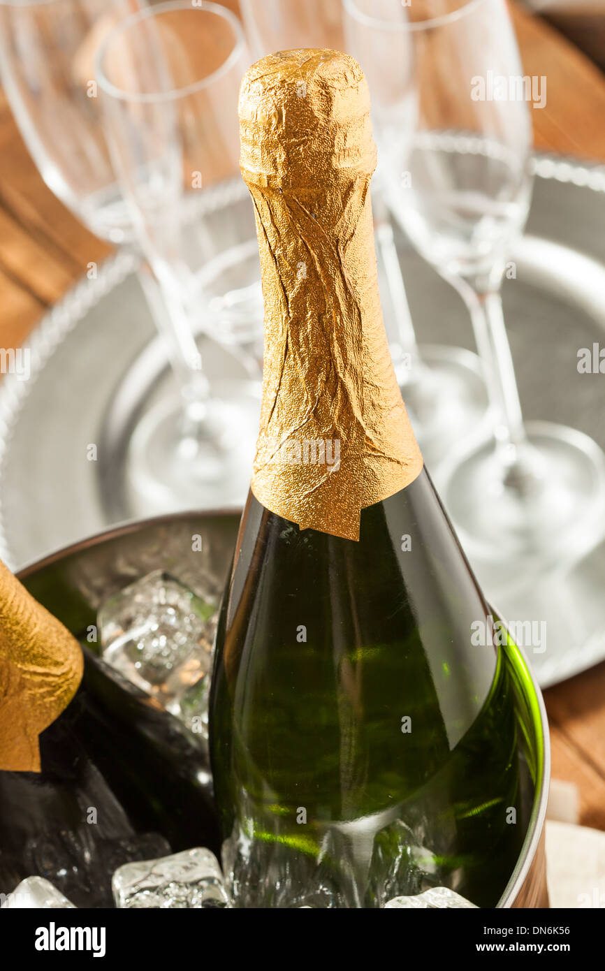 Burbujeante Champagne en un vaso de vidrio durante una celebración  Fotografía de stock - Alamy