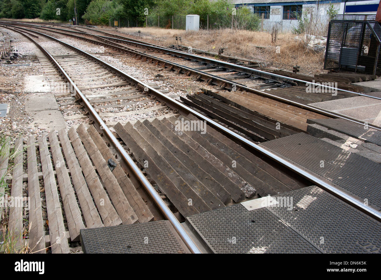 Listones de madera línea ferroviaria cruce peatonal proteger Foto de stock
