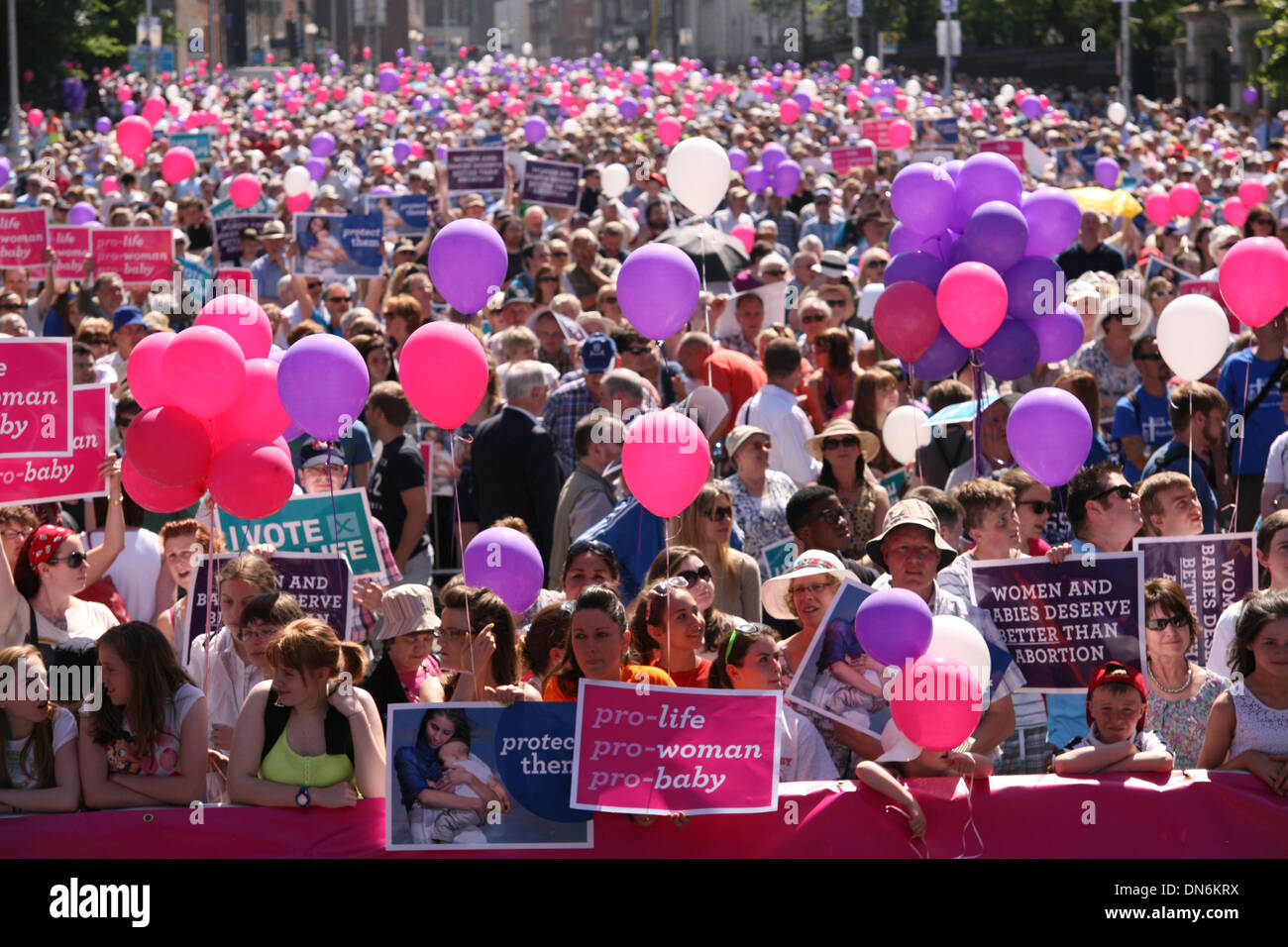Irlanda Vigilia por la vida....un estimado de 60-100.000 personas se reúnen por el Dail para protestar por las nuevas leyes sobre el aborto en Irlanda Foto de stock