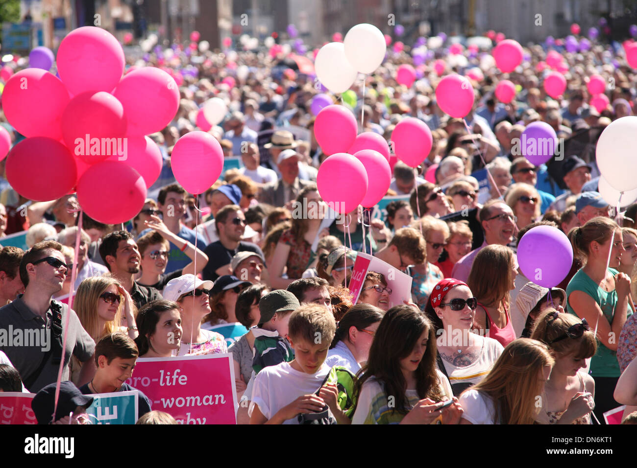 Irlanda Vigilia por la vida....un estimado de 60-100.000 personas se reúnen por el Dail para protestar por las nuevas leyes sobre el aborto en Irlanda Foto de stock