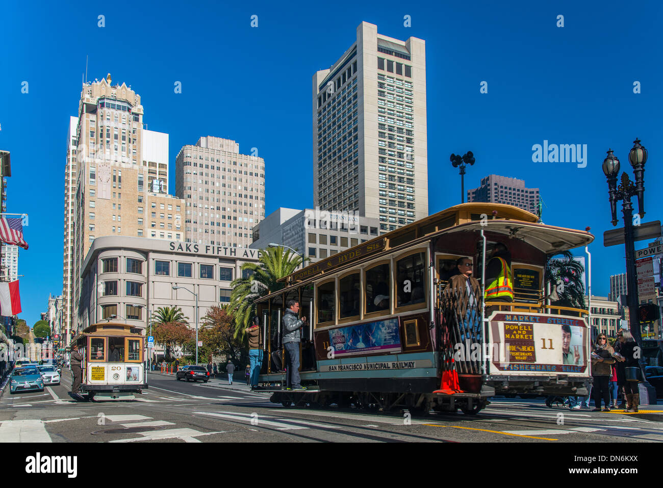 Los teleféricos que pasan cerca de Union Square, San Francisco, California, EE.UU. Foto de stock
