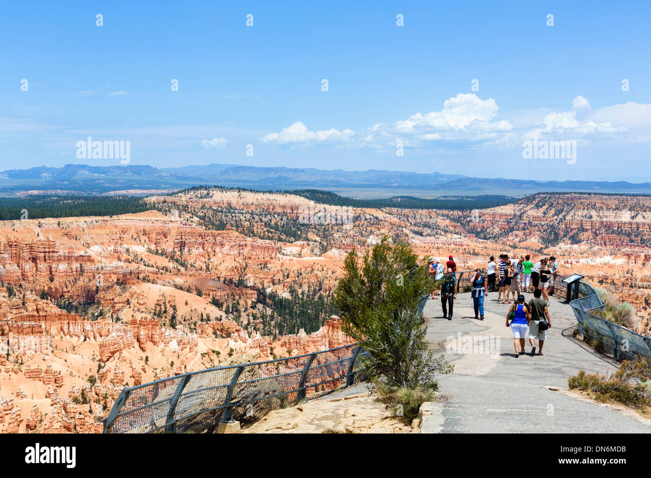 Los turistas en la ruta hacia Bryce Point, Bryce Anfiteatro, Bryce Canyon National Park, Utah, EE.UU. Foto de stock