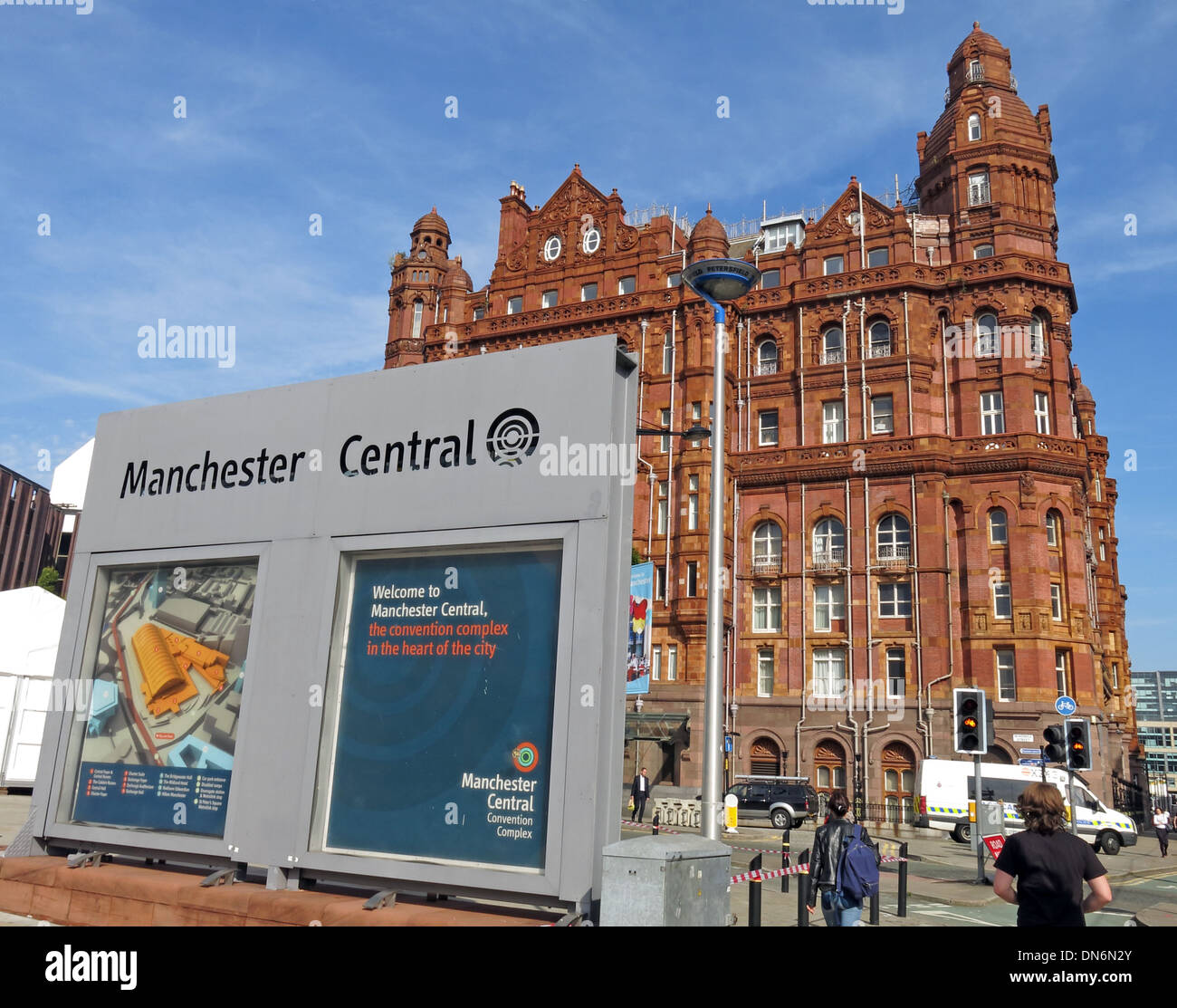 El Midland Hotel Manchester, peatones y el Manchester Central Conference Centre, 16 Peter St, Inglaterra, Reino Unido, M60 Foto de stock