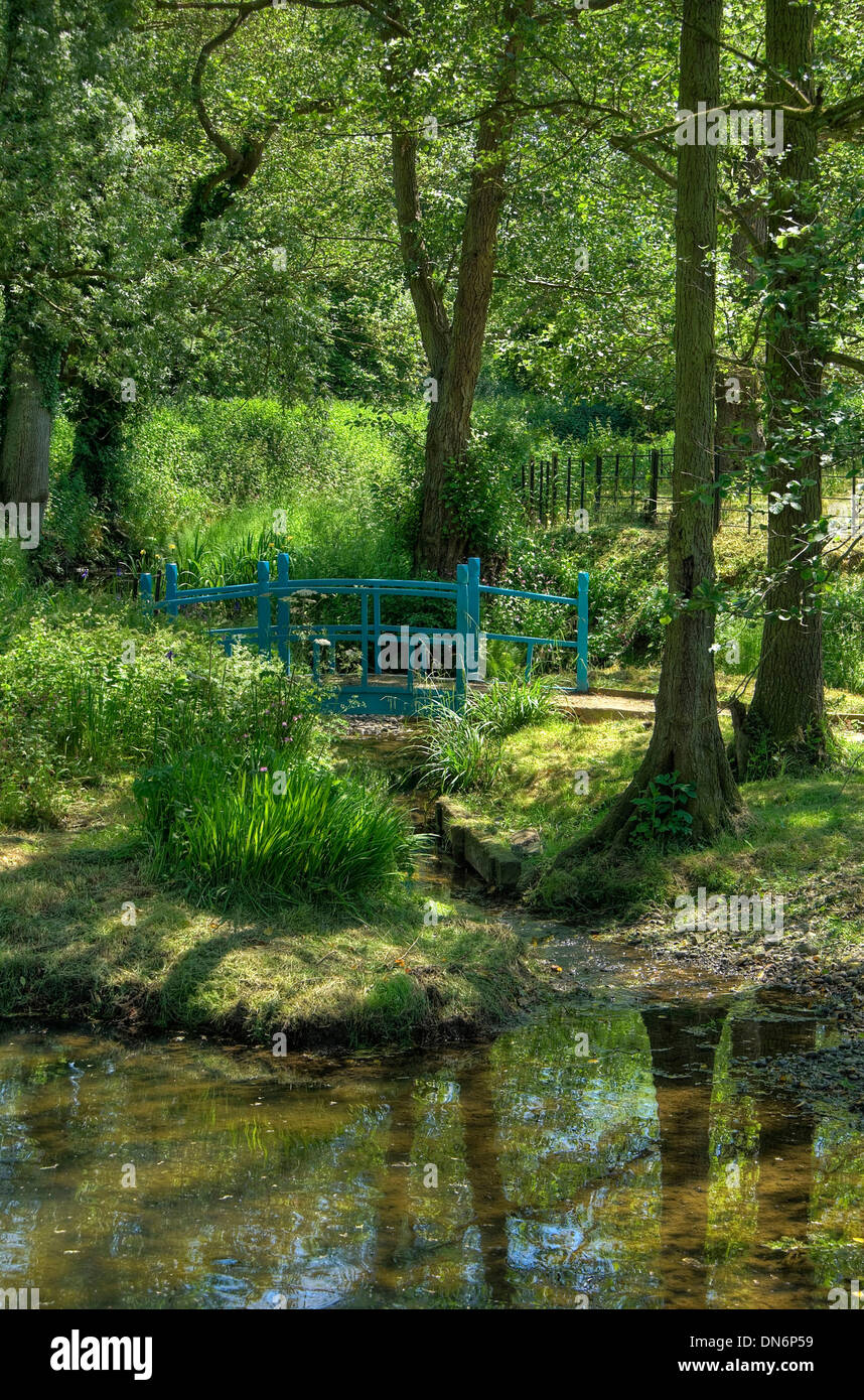 Imagen que muestra el estilo de Monet puente azul por el Río Flecha, Warwickshire, Inglaterra. Foto de stock