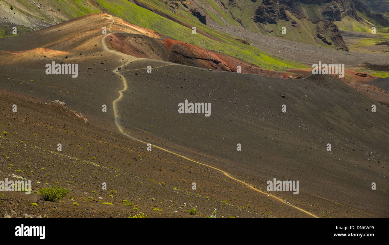 Una ruta en el Parque Nacional Haleakala, Maui que encirlcles un colorido cono de ceniza Foto de stock
