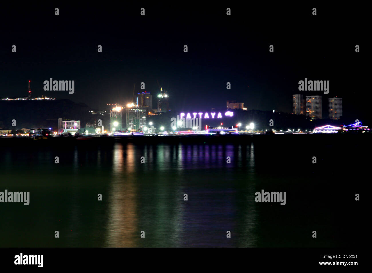 La imagen de vista nocturna en la ciudad de Pattaya, Tailandia. Foto de stock