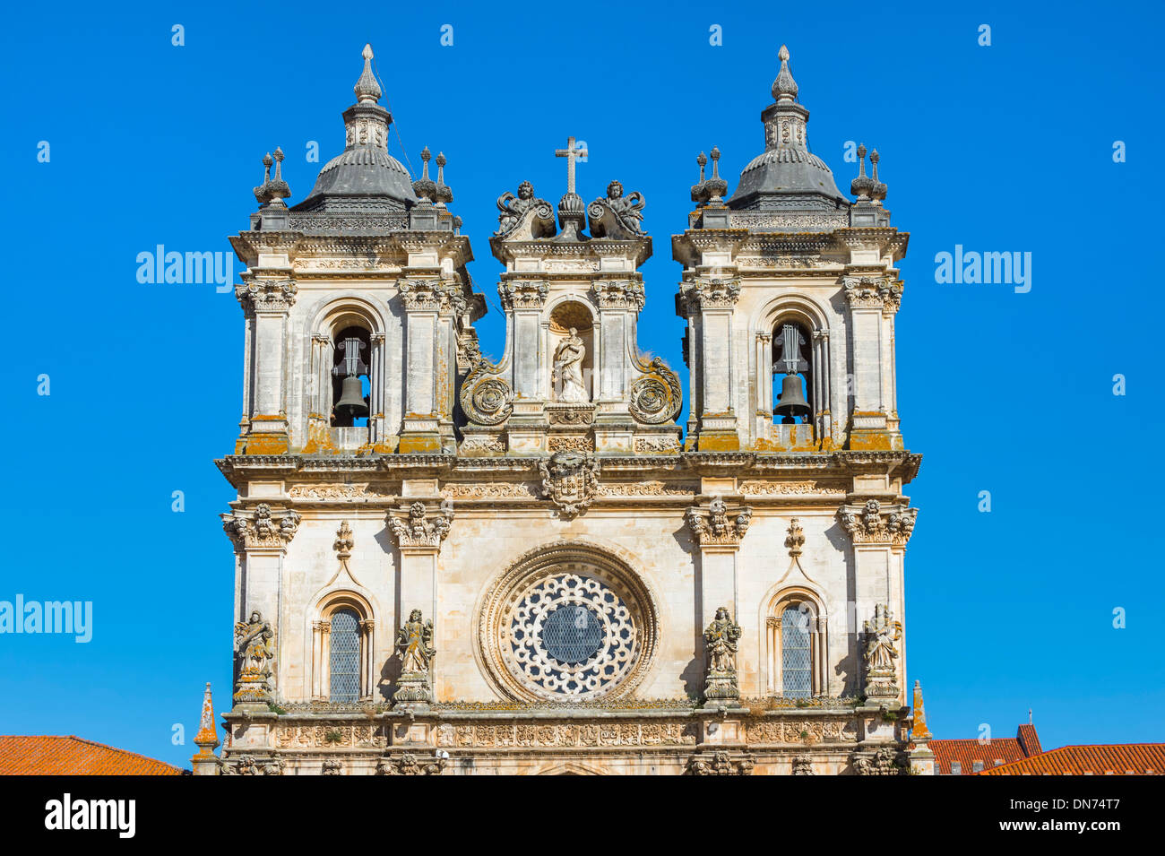 Fachada del Monasterio de Santa María, Alcobaca, Extremadura y en la provincia de Ribatejo, Portugal Foto de stock