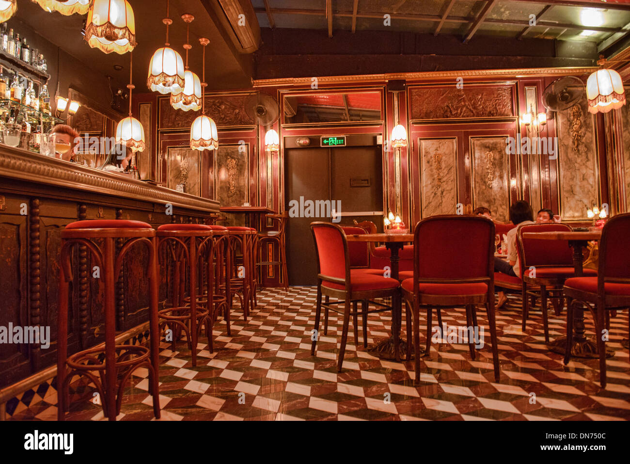 Le Derriere, íntimo champagne francés y absinthe bar en Bangkok, Tailandia  Fotografía de stock - Alamy