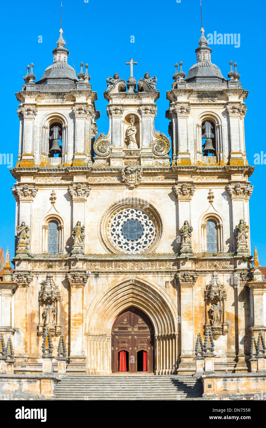 Fachada del Monasterio de Santa María, Alcobaca, Extremadura y en la provincia de Ribatejo, Portugal Foto de stock