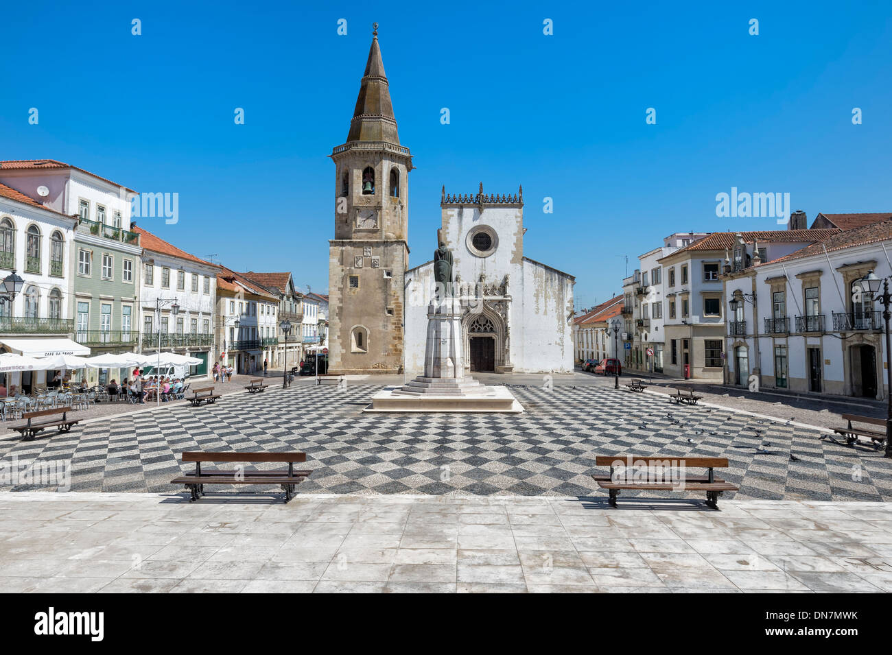 Iglesia de San Juan Bautista y la plaza de la República, Tomar, Extremadura, Ribatejo, Portugal Foto de stock