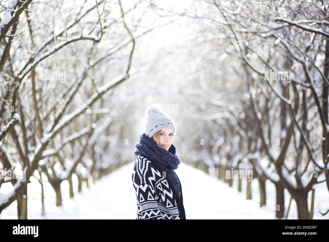 Retrato de una joven en la nieve Foto de stock