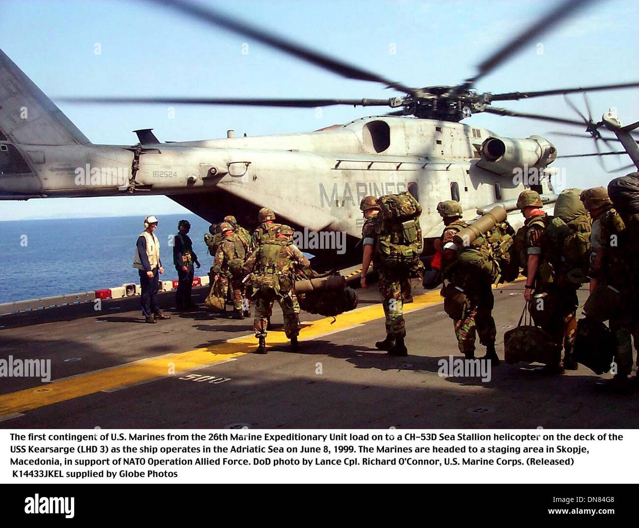 Junio 1, 1999 - el buque USS Kearsarge (LHD 3 - 990608-M-8230S-003 ..El primer contingente de Infantes de Marina de la 26ta Unidad Expedicionaria de la Infantería de Marina la carga en un semental de tipo CH-53D Mar helicóptero sobre la cubierta del USS Kearsarge (LHD 3) el 8 de junio de 1999. Los infantes de marina están dirigidos a un área de ensayo en Skopje, Macedonia, en apoyo de la Operación Fuerza Aliada de la OTAN. DoD Lance Cpl. Richard O'Connor, U.S. Foto de stock